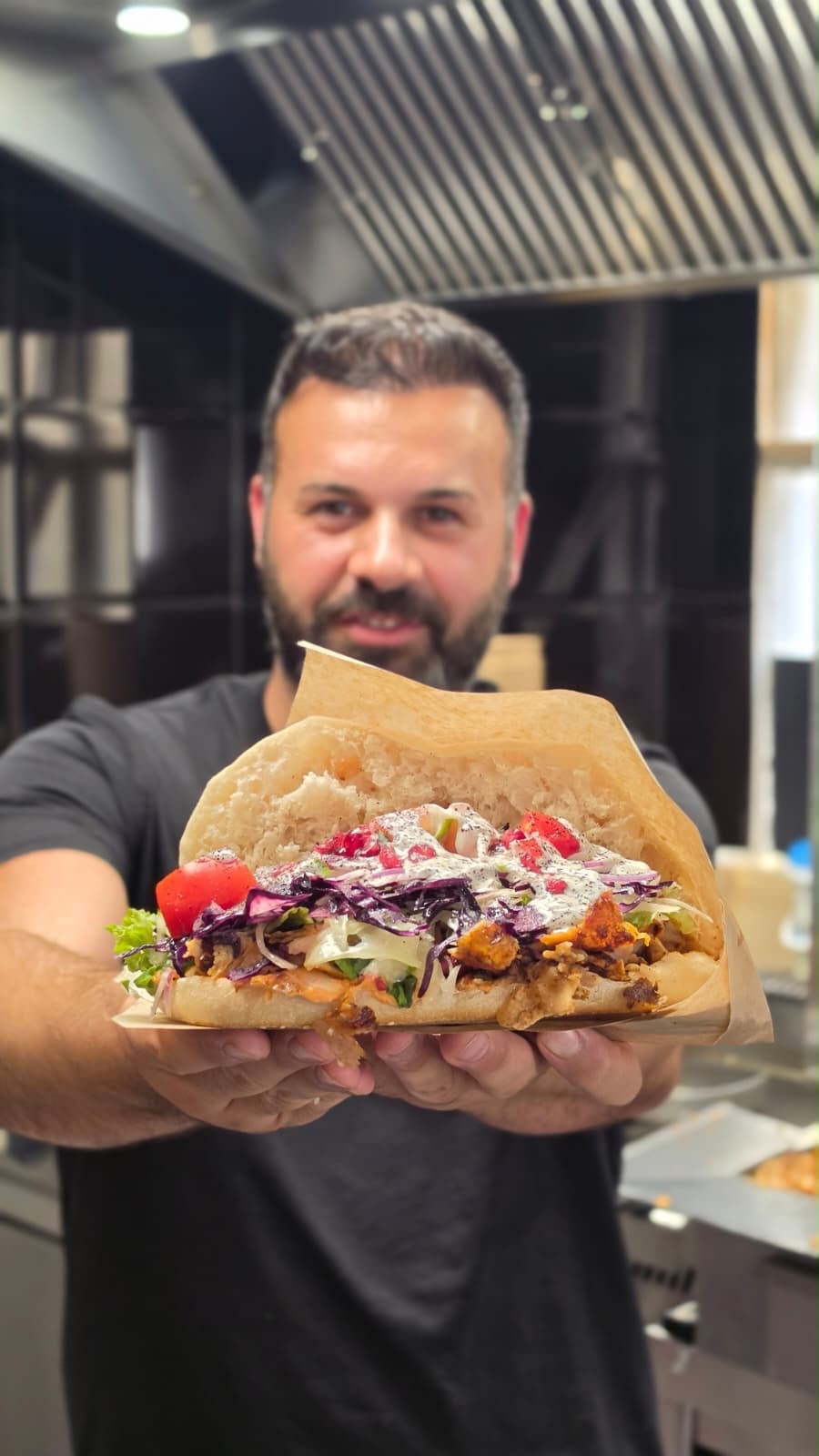 Unser Chef mit frisch belegtem Döner
