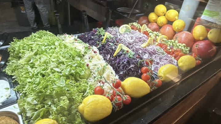 Dönerspieße und frische Salattheke in der Küche von Tasty Riviera