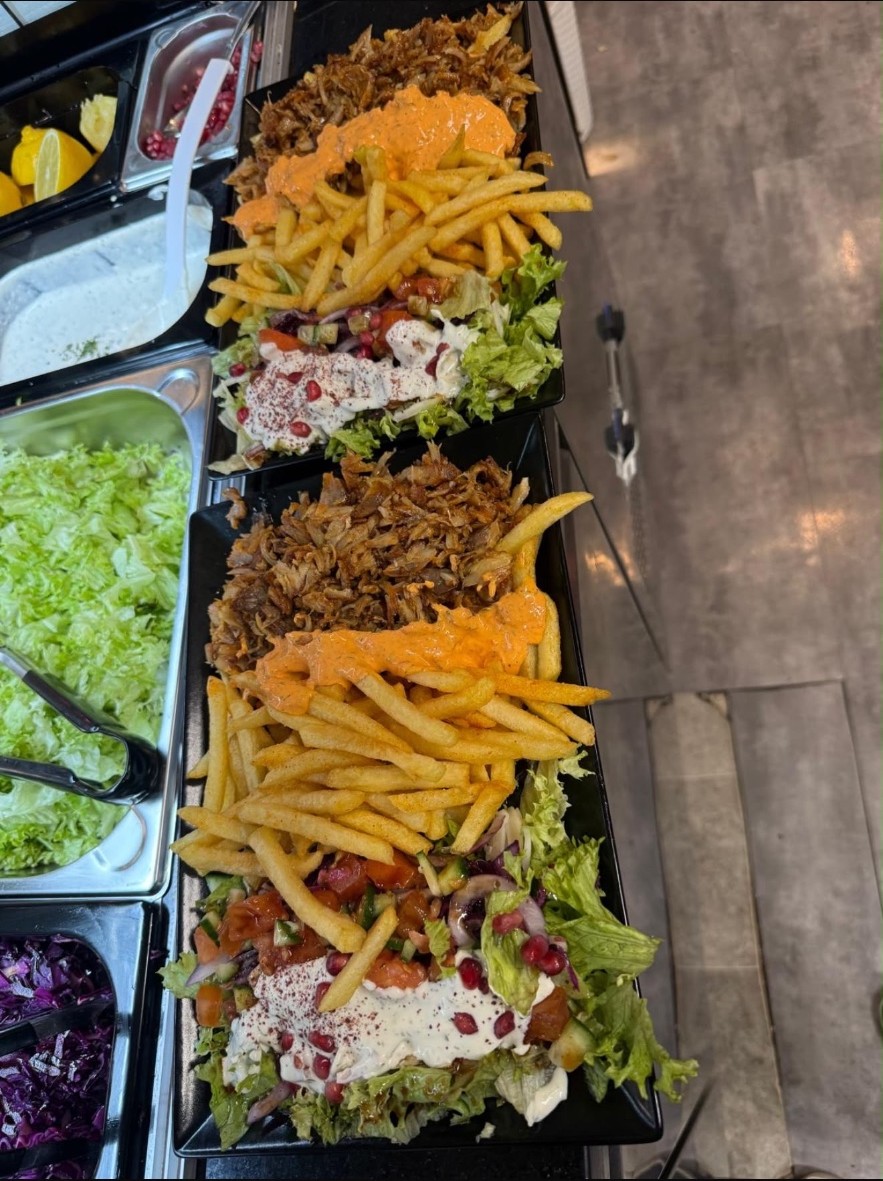 Döner-Teller mit Soßen, Pommes und Salat
